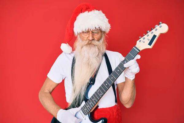 Velho Homem Sênior Vestindo Traje Papai Noel Tocando Guitarra Elétrica — Fotografia de Stock