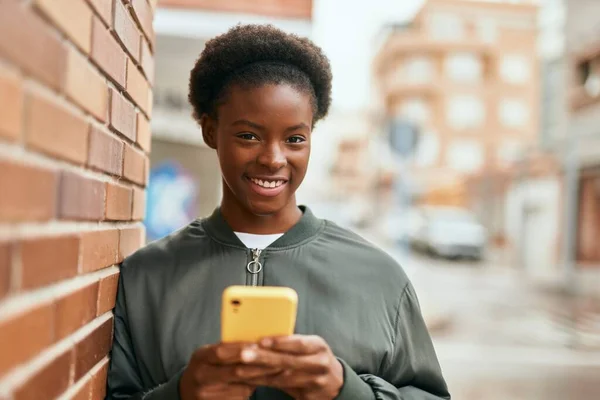 Ung Afrikansk Amerikansk Flicka Ler Glad Med Smartphone Stan — Stockfoto