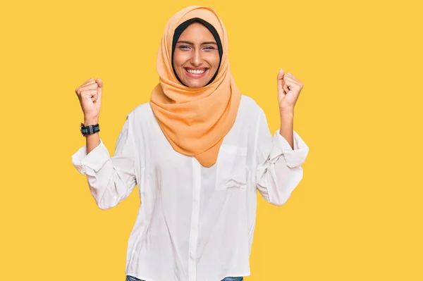 Jovem Morena Vestindo Tradicional Lenço Islâmico Hijab Gritando Orgulhoso Celebrando — Fotografia de Stock