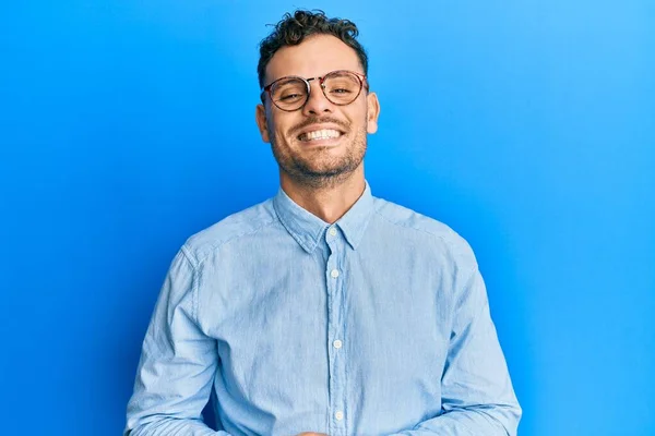 Junger Hispanischer Mann Lässiger Kleidung Und Brille Die Hände Zusammen — Stockfoto