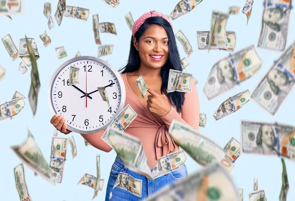 Mujer Hispana Con Pelo Largo Sosteniendo Gran Reloj Sonriendo Feliz — Foto de Stock