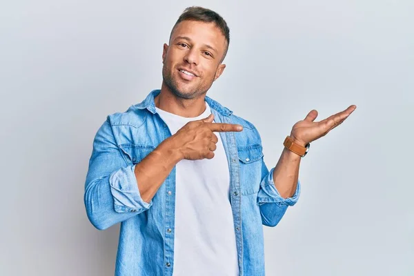 Bonito Homem Muscular Vestindo Jaqueta Ganga Casual Espantado Sorrindo Para — Fotografia de Stock