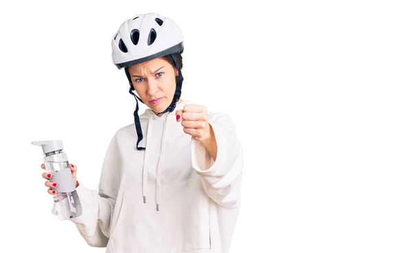 Bela Morena Jovem Mulher Vestindo Bicicleta Capacete Segurando Água Garrafa — Fotografia de Stock