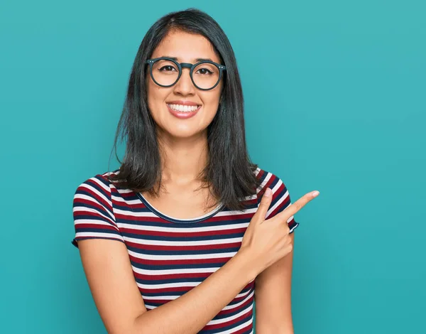 Mooie Aziatische Jonge Vrouw Dragen Casual Kleding Bril Vrolijk Met — Stockfoto