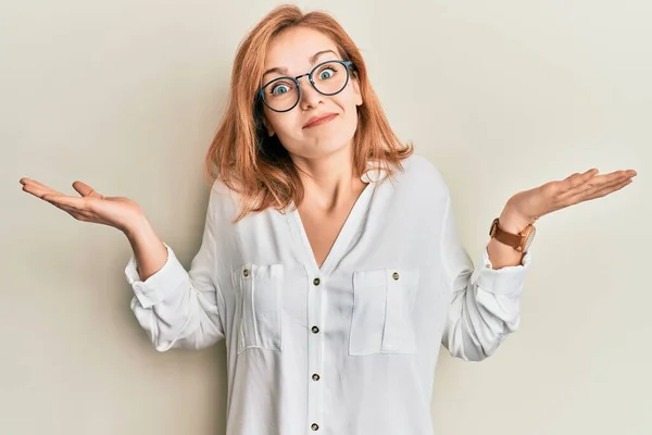 Ung Kaukasiska Kvinna Bär Casual Kläder Och Glasögon Utan Aning — Stockfoto