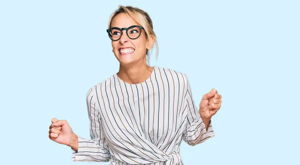 Schöne Blonde Frau Business Hemd Und Brille Aufgeregt Für Den — Stockfoto