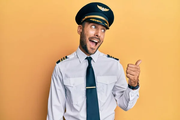 Snygg Hispanic Man Bär Flygplan Pilot Uniform Ler Med Glada — Stockfoto