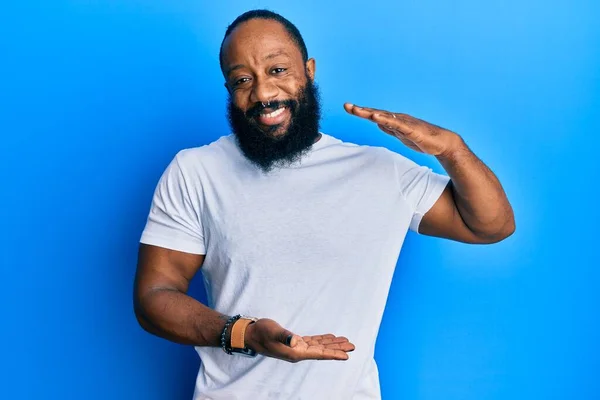 Joven Hombre Afroamericano Con Camiseta Blanca Casual Haciendo Gestos Con — Foto de Stock