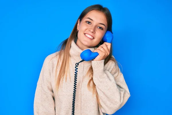 Mulher Branca Bonita Falando Telefone Vintage Olhando Positivo Feliz Sorrindo — Fotografia de Stock