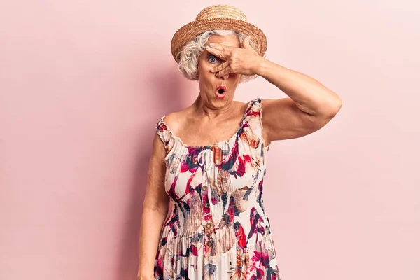 Ηλικιωμένη Γκριζομάλλα Γυναίκα Που Φοράει Καλοκαιρινό Καπέλο Κρυφοκοιτάζει Κατάσταση Σοκ — Φωτογραφία Αρχείου
