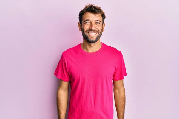 Hezký Muž Plnovousem Sobě Ležérní Růžové Tričko Přes Růžové Pozadí — Stock fotografie