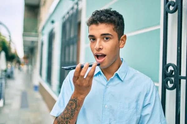 Jonge Latijnse Man Glimlacht Gelukkig Verzenden Van Voice Message Met — Stockfoto