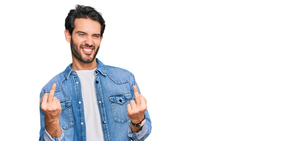 Молодий Іспаномовний Чоловік Повсякденному Одязі Показує Середній Палець Робить Погане — стокове фото