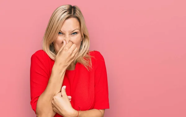 Femme Caucasienne Moyen Âge Portant Des Vêtements Décontractés Sentant Quelque — Photo