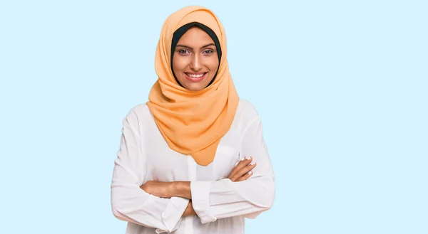 伝統的なイスラム教のヒジャーブスカーフを身に着けている若いブルネットの女性は カメラを見て交差腕で笑顔 正の人 — ストック写真