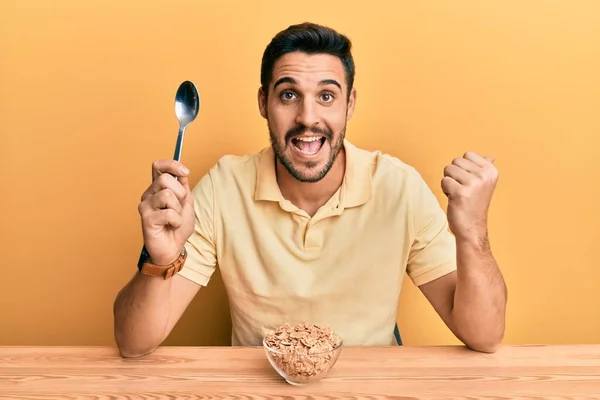 Ung Latinamerikansk Man Äter Friska Fullkornsselleri Sitter Bordet Pekar Tummen — Stockfoto