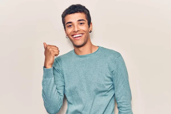 Joven Hombre Amerciano Africano Con Ropa Casual Apuntando Pulgar Hacia —  Fotos de Stock