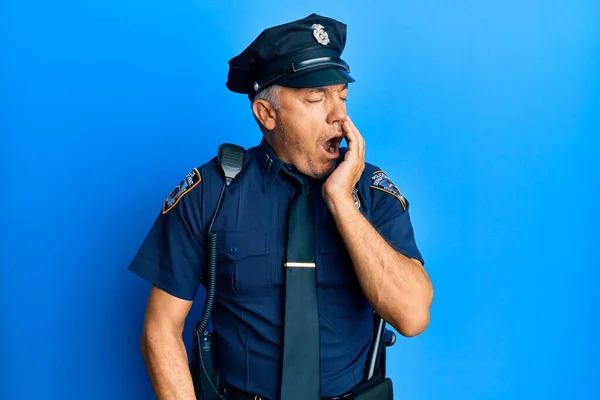 Yakışıklı Olgun Polis Üniforması Giyen Bir Adam Ağzını Eliyle Kapatmaktan — Stok fotoğraf