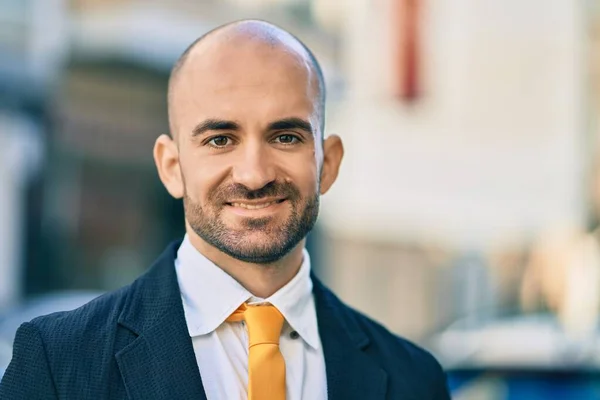 Jovem Hispânico Homem Negócios Careca Sorrindo Feliz Cidade — Fotografia de Stock