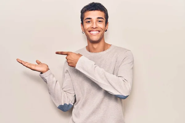 Joven Hombre Amerciano Africano Vistiendo Ropa Casual Sorprendido Sonriendo Cámara —  Fotos de Stock