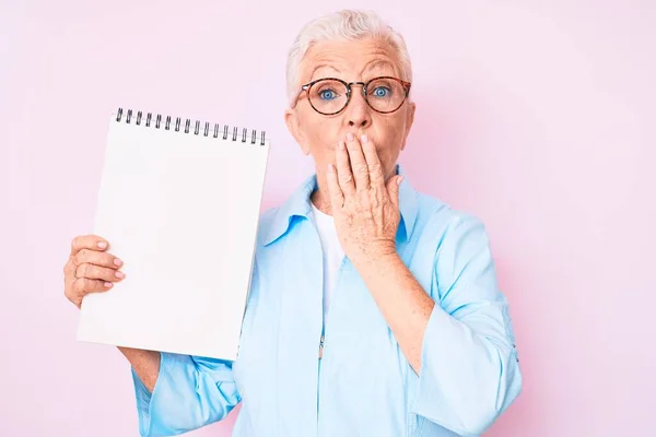 Eine Ältere Schöne Frau Mit Blauen Augen Und Grauen Haaren — Stockfoto