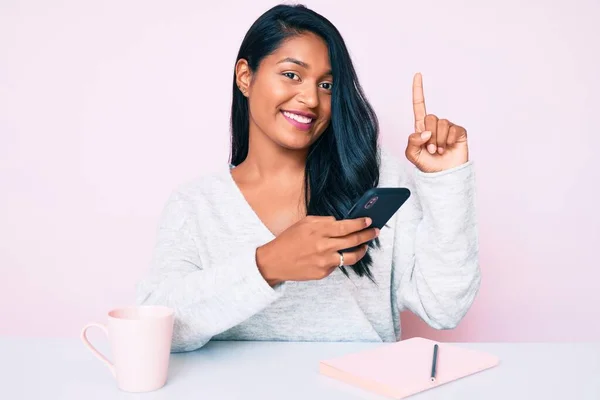 Mooie Latijnse Jonge Vrouw Met Lang Haar Met Behulp Van — Stockfoto