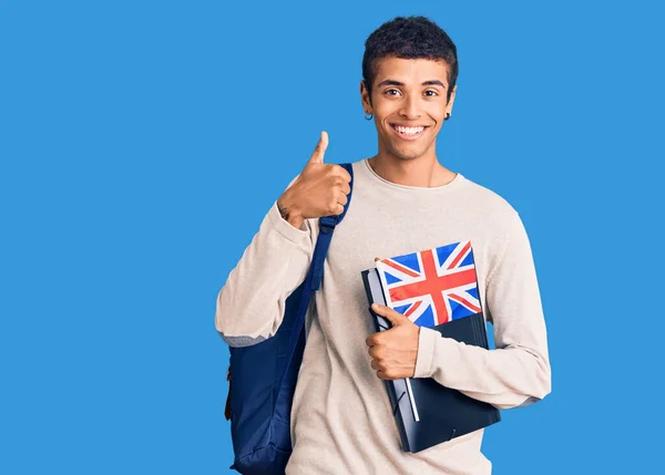 Joven Africano Amerciano Hombre Usando Estudiante Mochila Celebración Carpeta Reino —  Fotos de Stock