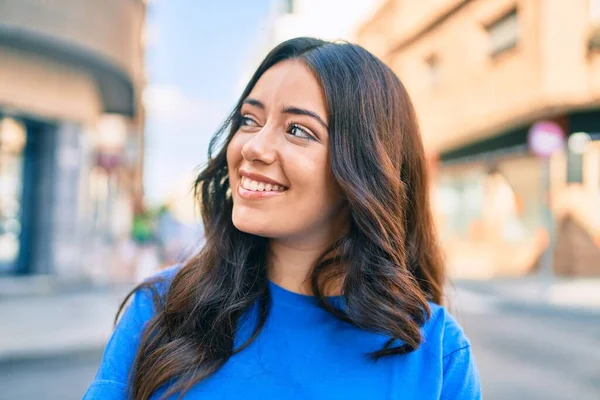 Young Hispanic Woman Smiling Happy Walking City — Stock Photo, Image