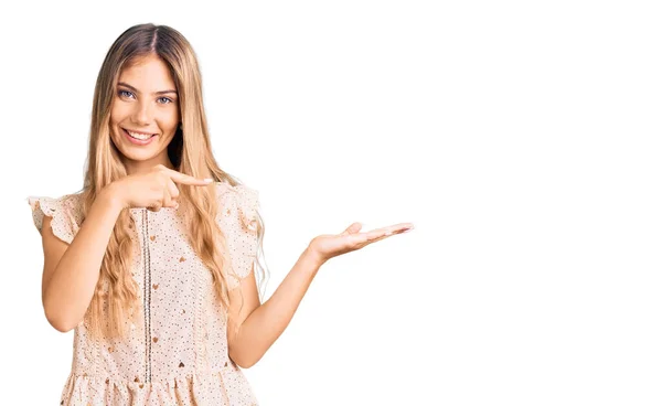 Mooie Blanke Vrouw Met Blond Haar Elegante Zomerkleren Verbaasd Glimlachend — Stockfoto