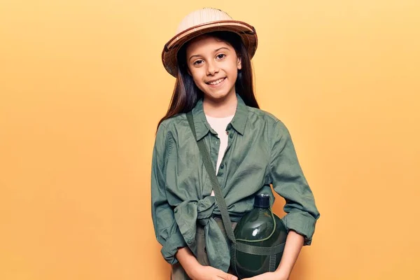 Hermosa Niña Con Sombrero Explorador Con Una Sonrisa Feliz Fresca —  Fotos de Stock