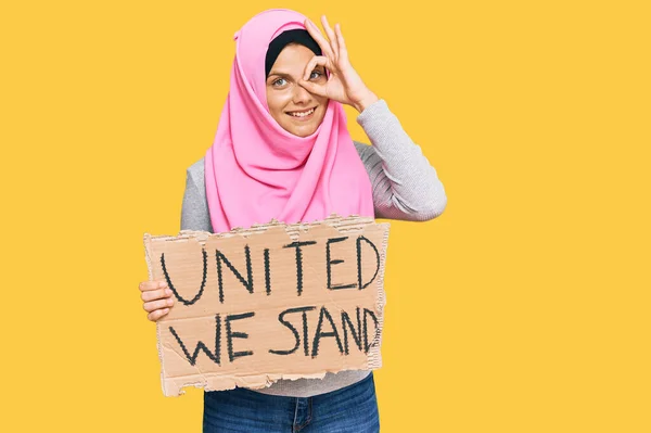 Junge Kaukasische Frau Hält Vereint Wir Stehen Banner Lächelnd Glücklich — Stockfoto