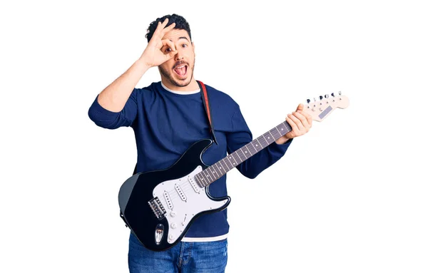 Jonge Latino Man Spelen Elektrische Gitaar Glimlachen Gelukkig Doen Teken — Stockfoto