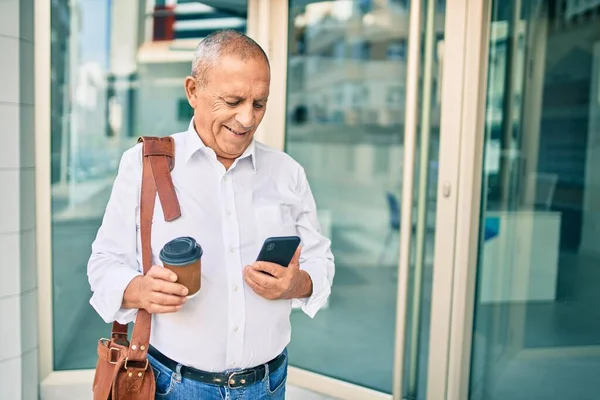 Hombre Negocios Pelo Gris Senior Usando Smartphone Bebiendo Café Para — Foto de Stock