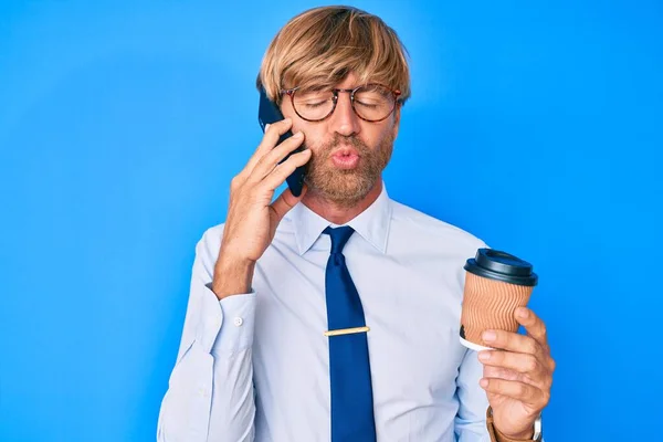 Genç Sarışın Adam Akıllı Telefondan Konuşuyor Bir Fincan Kahve Içip — Stok fotoğraf