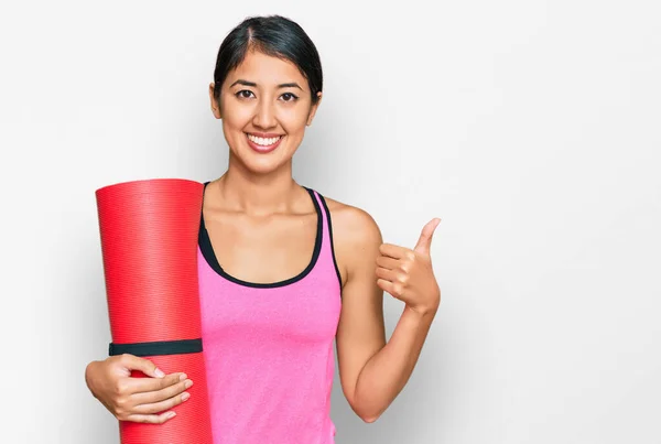 Güzel Asyalı Genç Sporcu Kadın Yoga Minderini Tutarken Mutlu Pozitif — Stok fotoğraf