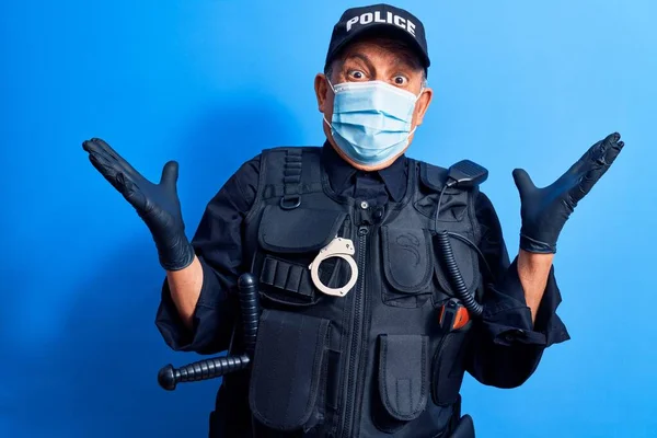 Άντρας Ανώτερος Αστυνομικός Φορώντας Ιατρική Μάσκα Προσώπου — Φωτογραφία Αρχείου
