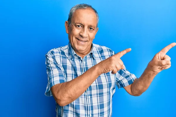 Sénior Hispânico Vestindo Roupas Casuais Sorrindo Olhando Para Câmera Apontando — Fotografia de Stock