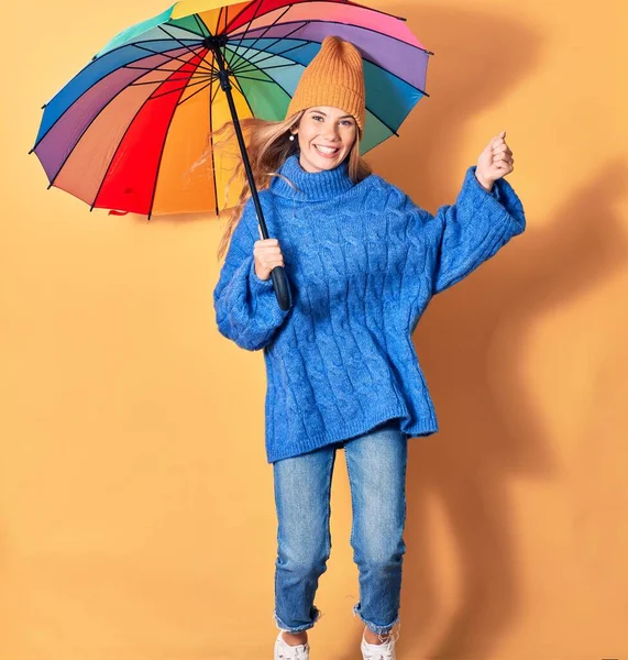 Jovem Mulher Bonita Vestindo Roupas Inverno Sorrindo Feliz Saltando Com — Fotografia de Stock