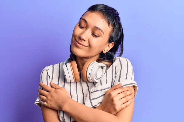 Giovane Donna Che Ascolta Musica Con Cuffie Abbracciandosi Felice Positivo — Foto Stock