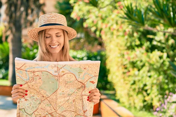 Jovem Loira Turista Vestindo Estilo Verão Procurando Rota Cidade Usando — Fotografia de Stock