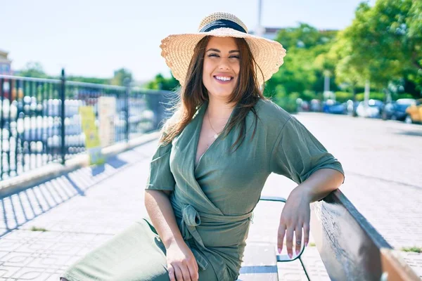 Joven Mujer Hispana Vacaciones Sonriendo Feliz Sentada Banco Calle Ciudad —  Fotos de Stock