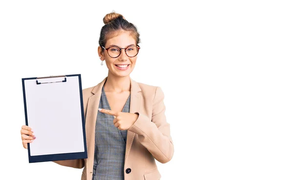 Mooie Blanke Vrouw Met Blond Haar Houden Klembord Met Lege — Stockfoto