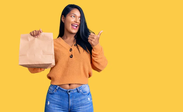 Mujer Hispana Con Pelo Largo Sosteniendo Llevar Bolsa Papel Apuntando —  Fotos de Stock