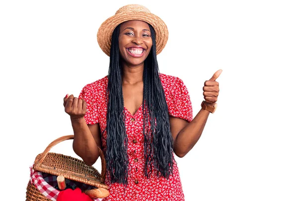 Jonge Afro Amerikaanse Vrouw Draagt Zomerhoed Houdt Picknick Rieten Mand — Stockfoto