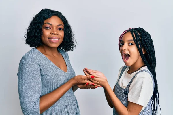 Belle Mère Fille Afro Américaine Portant Des Vêtements Décontractés Étreignant — Photo