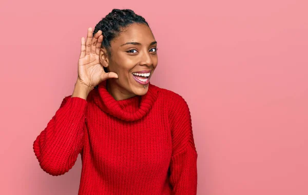 Αφροαμερικανή Που Φοράει Χειμωνιάτικη Μπλούζα Χαμογελώντας Χέρι Πάνω Από Αυτί — Φωτογραφία Αρχείου