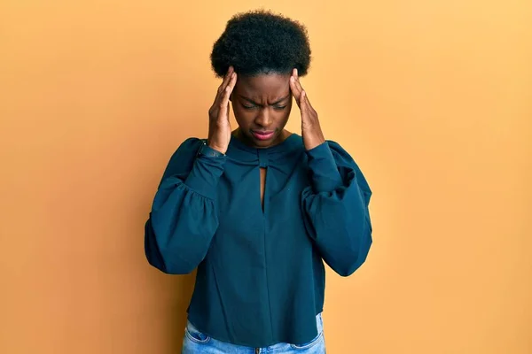 Jovem Afro Americana Vestindo Roupas Casuais Com Mão Cabeça Para — Fotografia de Stock