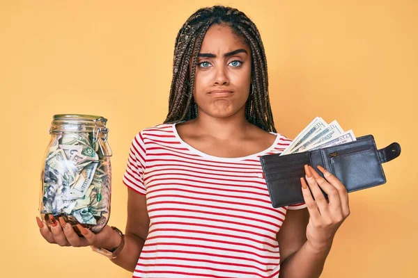 Mladá Afrikánská Američanka Copánky Nádobkou Úspory Peněženkou Dolary Skeptická Nervózní — Stock fotografie