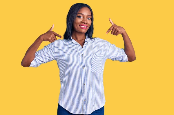 Jovem Afro Americana Vestindo Roupas Casuais Parecendo Confiante Com Sorriso — Fotografia de Stock