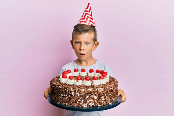 Schattig Blank Kind Vieren Verjaardag Met Taart Shock Gezicht Zoek — Stockfoto